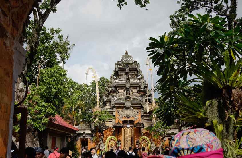Pessoas caminham em ruas de Bali