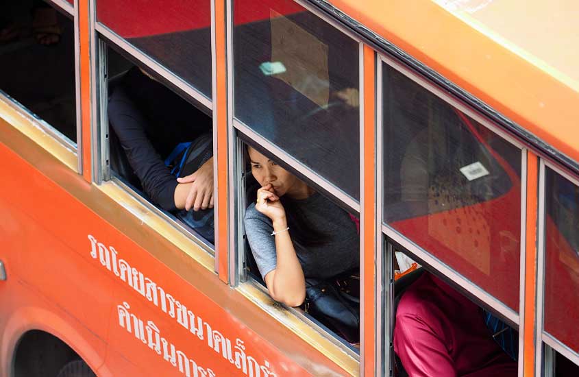 viajantes em ônibus de Bangkok para Chiang Mai
