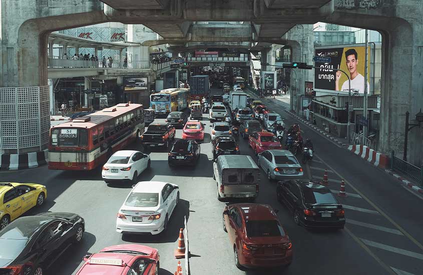 carros e ônibus em estrada de Bangkok