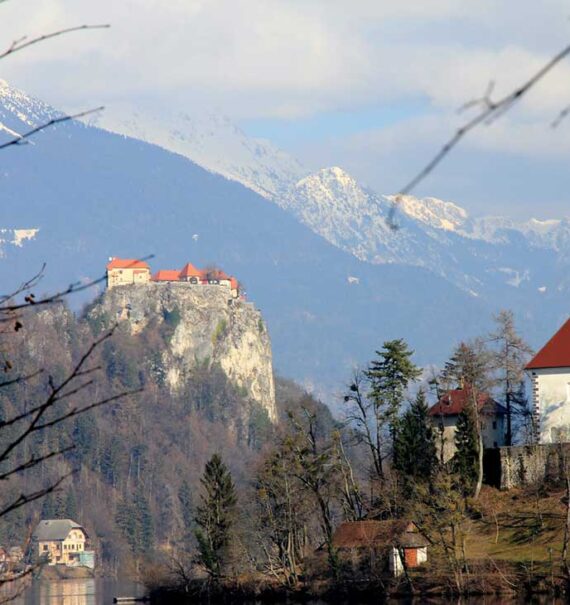 casas no alto de montanha, durante o dia, na eslovenia