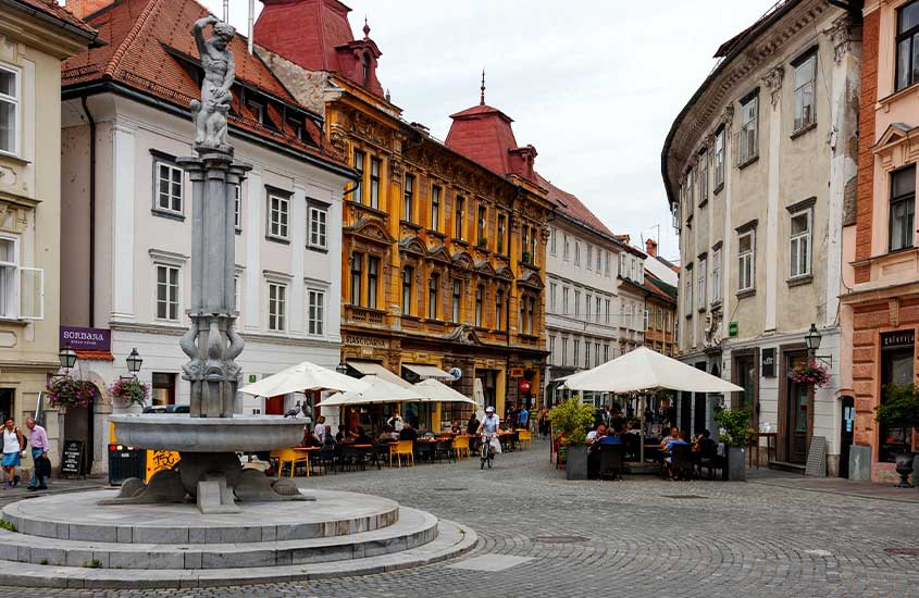 estatua em rua de Ljubljana, um dos pontos turísticos da eslovenia