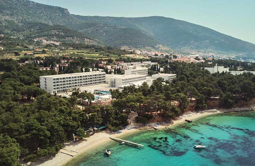 vista aérea de mar, montanhas e Bluesun Hotel Elaphusa, em Brac, na Croácia