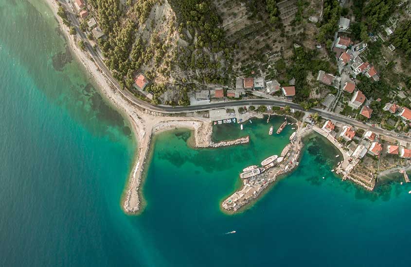 vista aérea de ruas, construções e mar de Split, um lugar para incluir no roteiro na Croácia