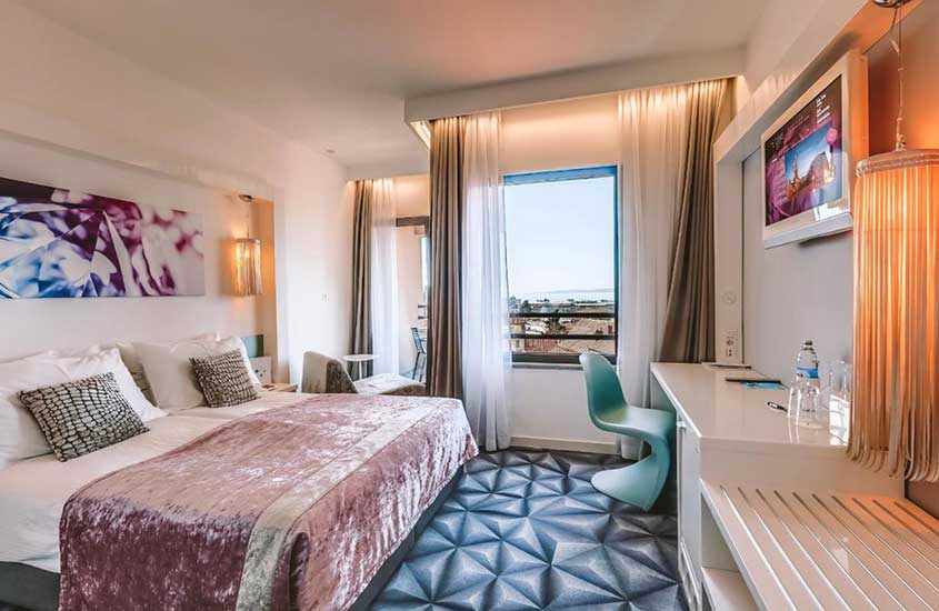 Cama de casal, mesa e TV em quarto espaçoso de Luxe, um hotel para incluir no roteiro na Croácia