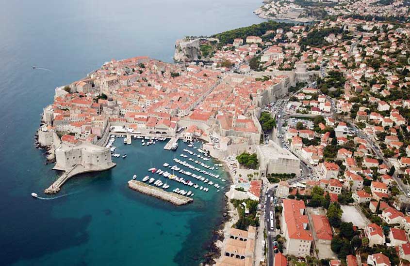 vista aérea de construções, barcos e mar de Dubrovnik, um lugar para incluir no roteiro na Croácia