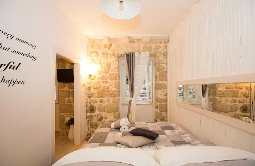 cama de casal em quarto de Guest House Tomasi, na Croácia