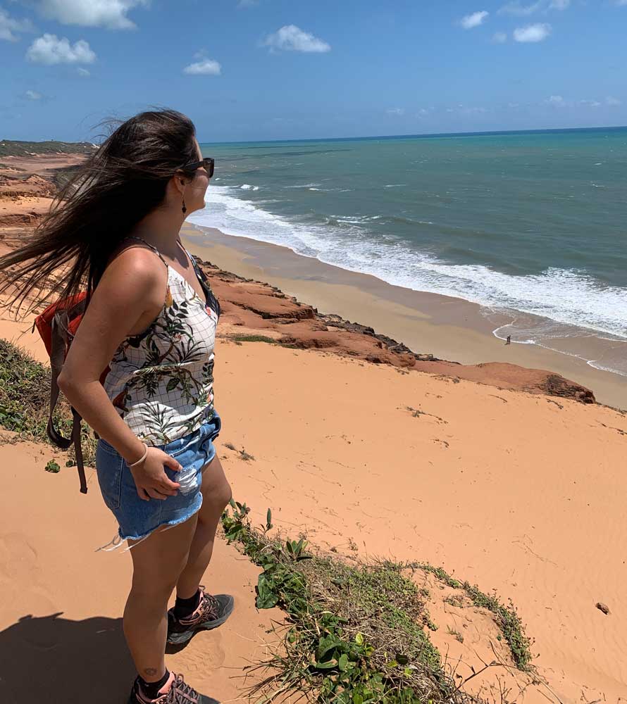 Bárbara Rocha observa o mar em Pipa, durante dia ensolarado