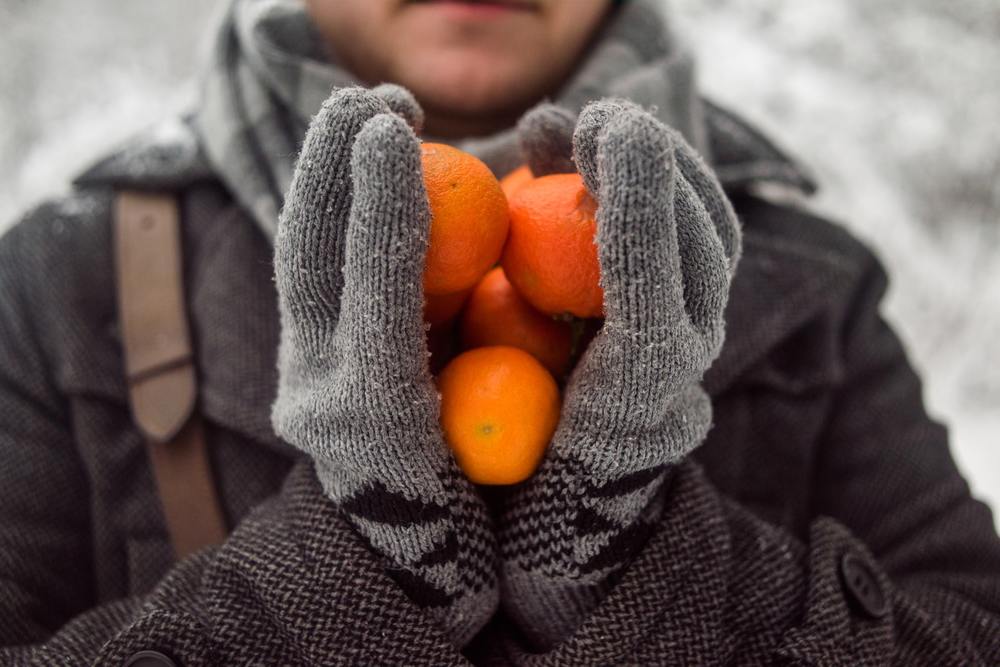 Viajante segura frutas com as duas mãos 