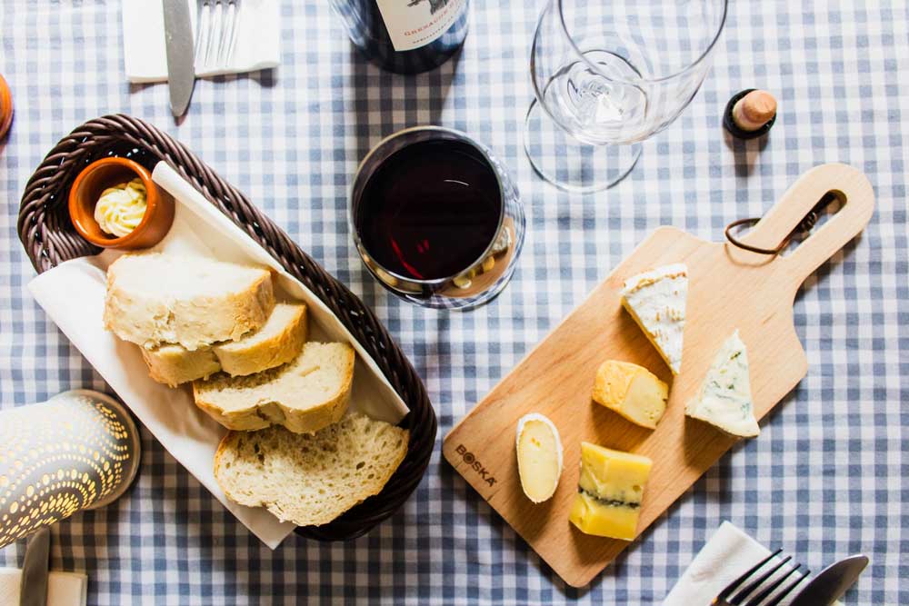 Torradas, vinhos e queijos em mesa em Gramado e Canela
