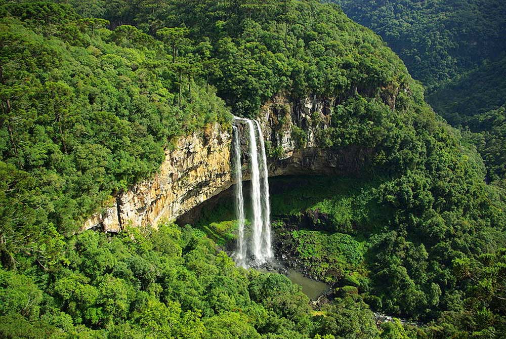Queda d'água de cachoeira de Parque Estadual do Caracol, uma das atrações entre muito o que fazer em Gramado e Canela