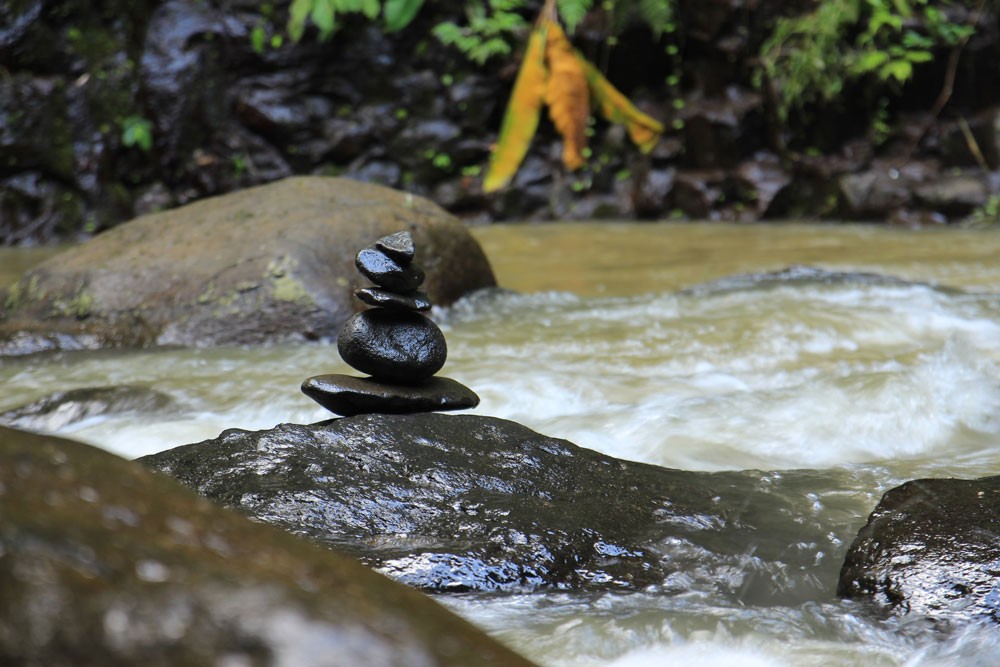 pequenas pedras empilhadas em cima de pedra no rio Ayung