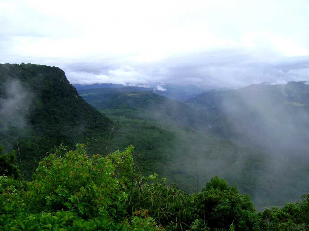 Vista aérea de montanhas e árvores do Vale do Quilombo em Gramado
