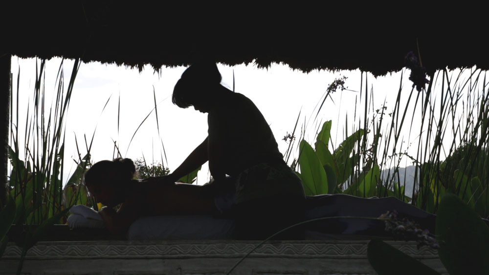 viajante recebe massagem em spa, um dos melhores atrativos para quem busca o que fazer na ilha de bali
