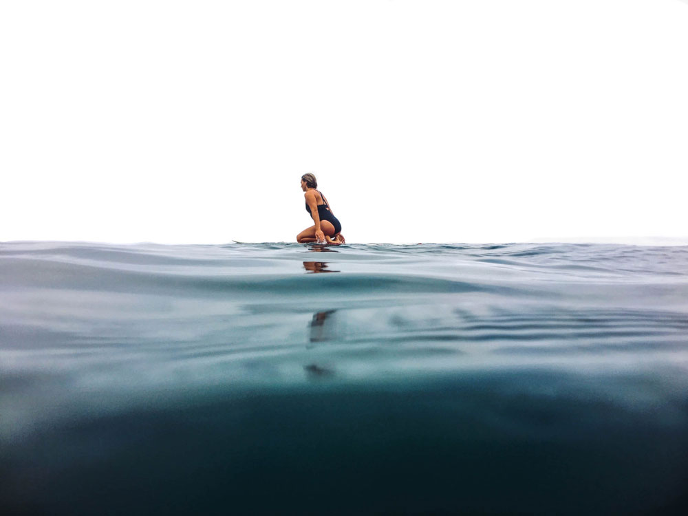 viajante surfando, uma das atrações entre muito o que fazer na ilha de bali