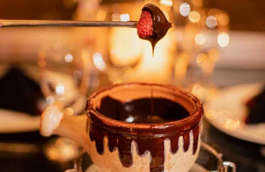 Fondue de chocolate, uma das melhores opções de passeio Gramado e Canela