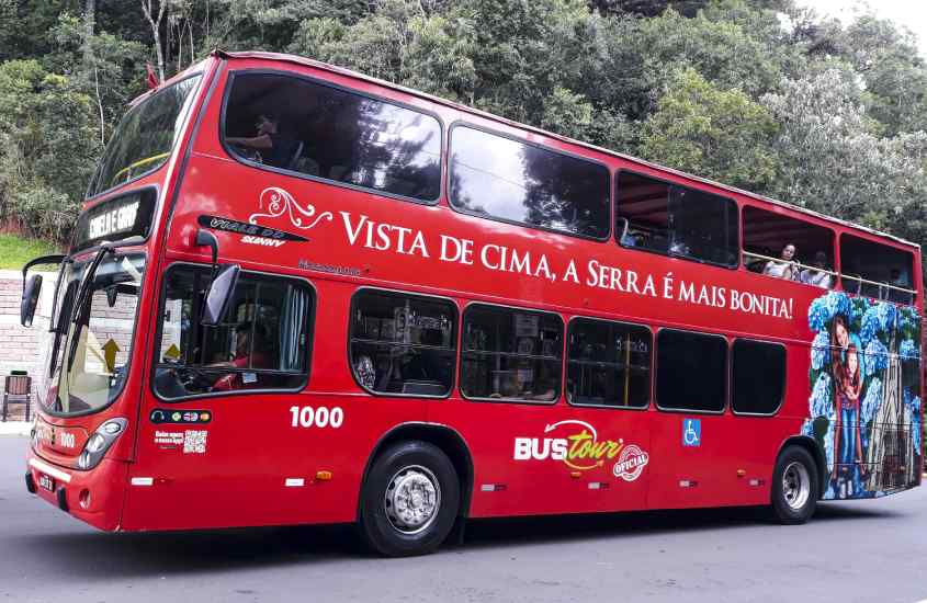 Em um dia de sol, ônibus de dois andares, um dos passeios o que fazer em Gramado e Canela