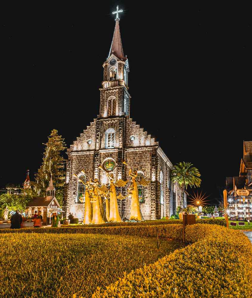 Durante a noite, Paróquia de São Pedro um dos melhores passeios em Gaamado e Canela com plantas ao redor