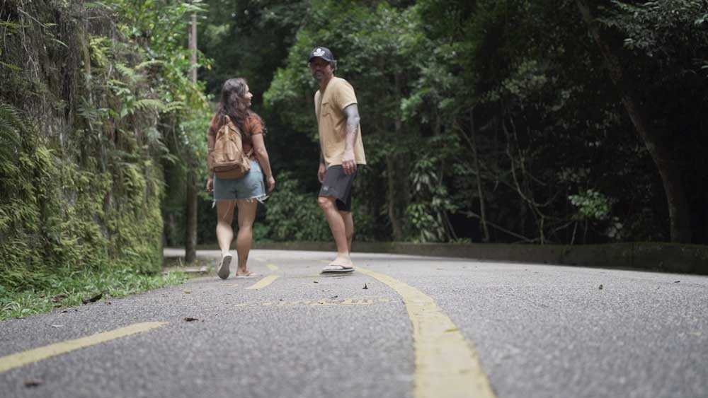 Mulher e homem caminham em estrada em Floresta da Tijuca, uma opção de passeio para quem procura o fazer no Rio de Janeiro