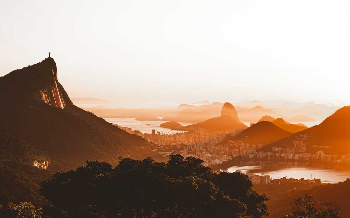Silhueta de montanhas durante o pôr do sol no Rio de Janeiro