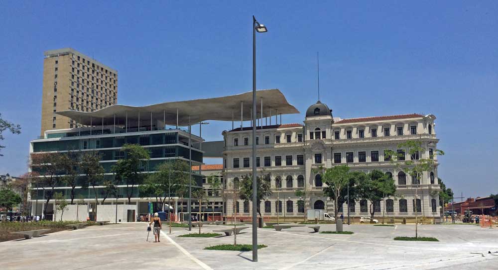 Edifício em estilo eclético, durante o dia, onde funciona o Museu de Arte do Rio, uma das opções entre os passeios o rj