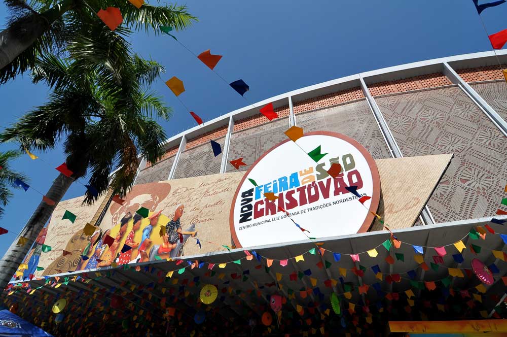 Bandeirinhas coloridas de festa junina enfeitam fachada de pavilhão onde funciona o Centro Luiz Gonzaga de Tradições Nordestinas