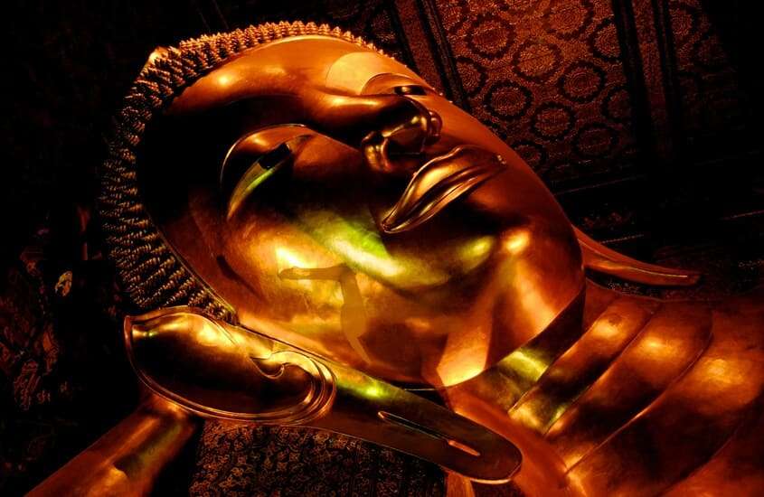 uma estátua de buda em interior de templo em Bangkok