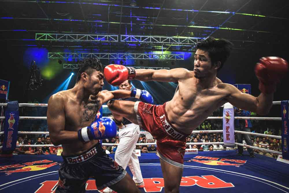 lutador de muay thai soca e chuta o oponente em octódromo em Bangkok