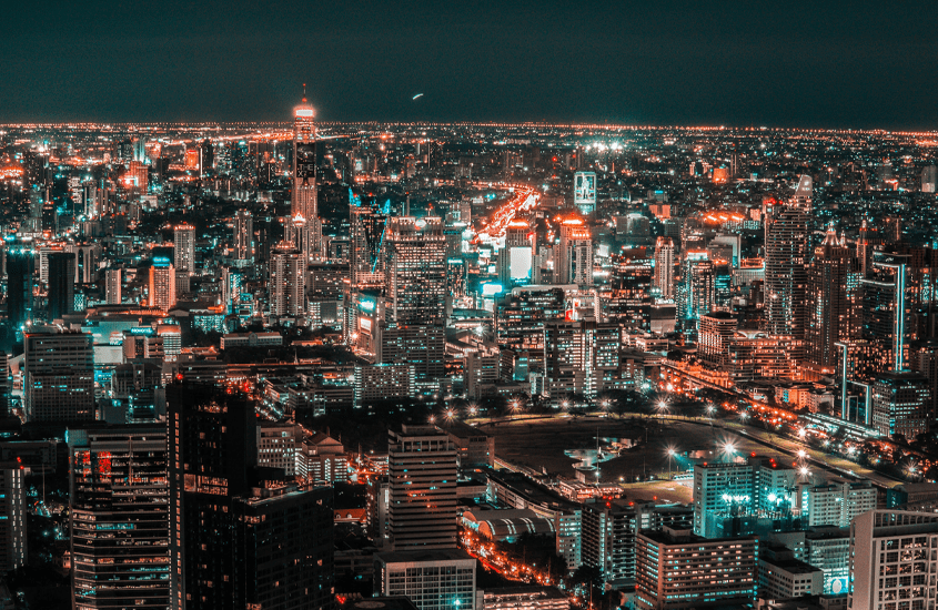 durante a noite, vista aérea de prédios e estradas iluminadas em bangkok