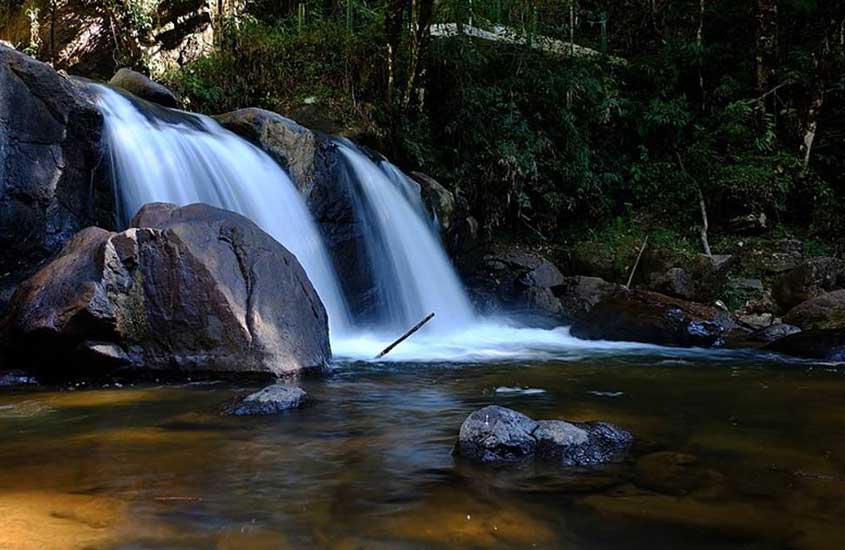 Queda d'água da cachoeira Pedro David em São Francisco Xavier, cidade da Serra da Mantiqueira.