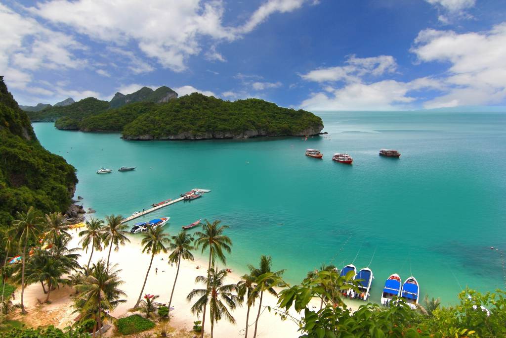Vista aérea, durante o dia, de barcos em mar de Koh Samui, a segunda maior ilha da Tailândia com diversas atrações para quem vai viajar para Tailândia