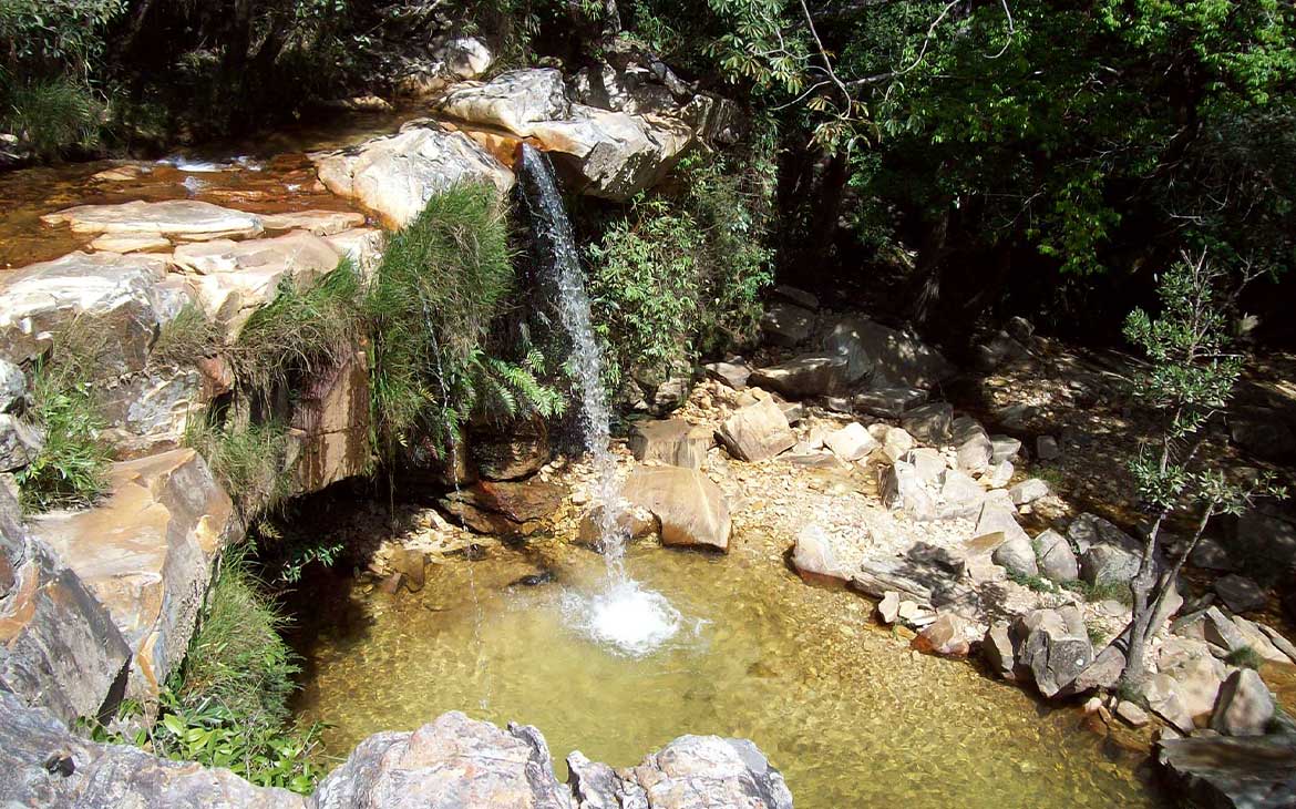 queda d’agua de cachoeira em São Thomé das Letras