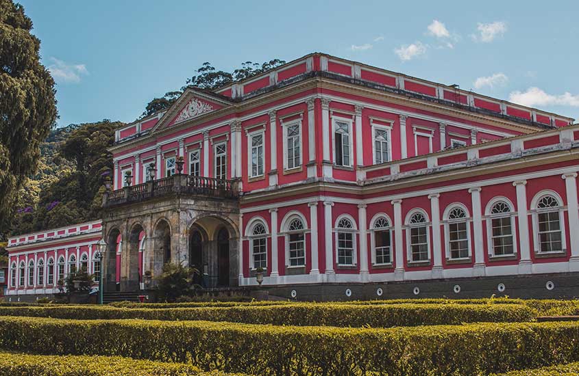 fachada de museu imperial em Petrópolis, um dos lugares para viajar no estado do rio de janeiro