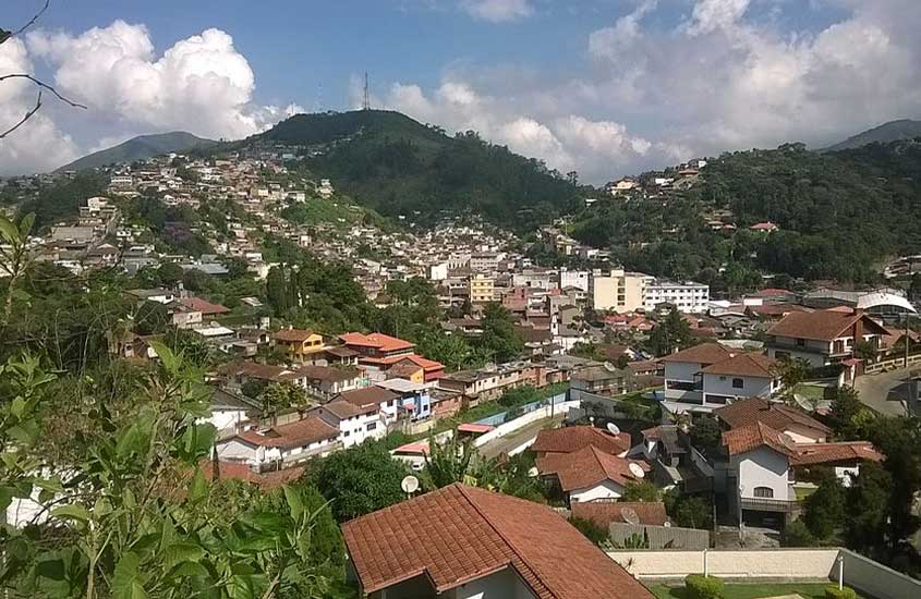 vista aérea de casas e montanhas em Teresópolis