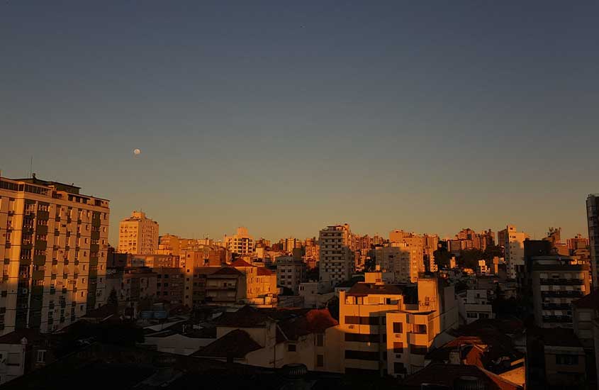 vista aérea de prédios em porto alegre durante o pôr do sol