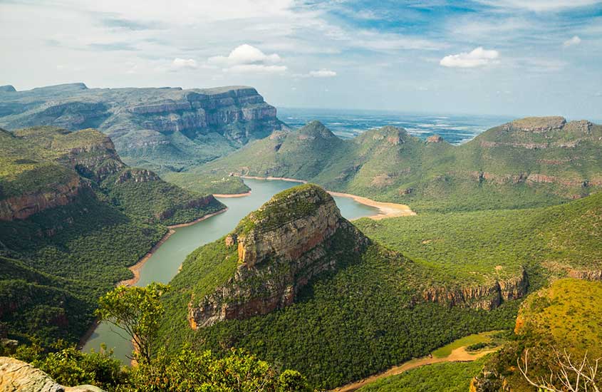 vista aérea de montanhas em mar em África do Sul