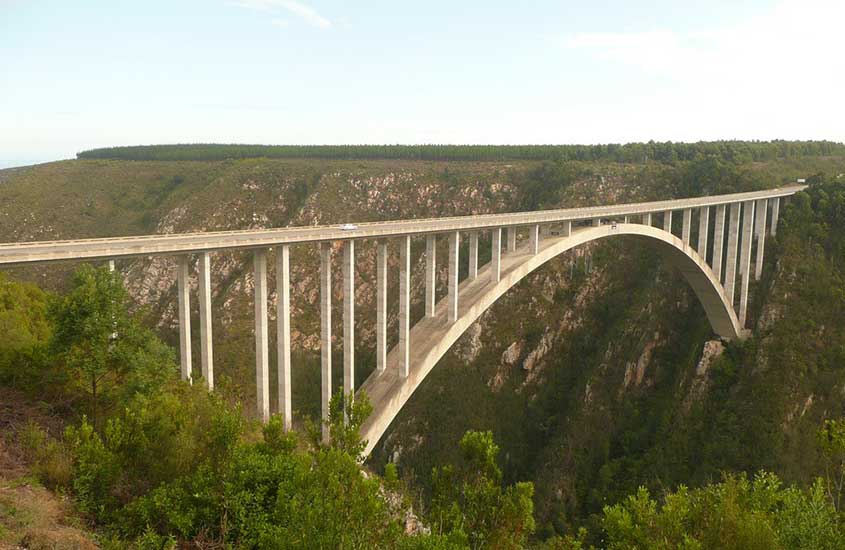 ponte Bloukrans em Cabo Ocidental. Uma das curiosidades sobre a África do Sul é que ela abriga o bungee jump mais alto do mundo