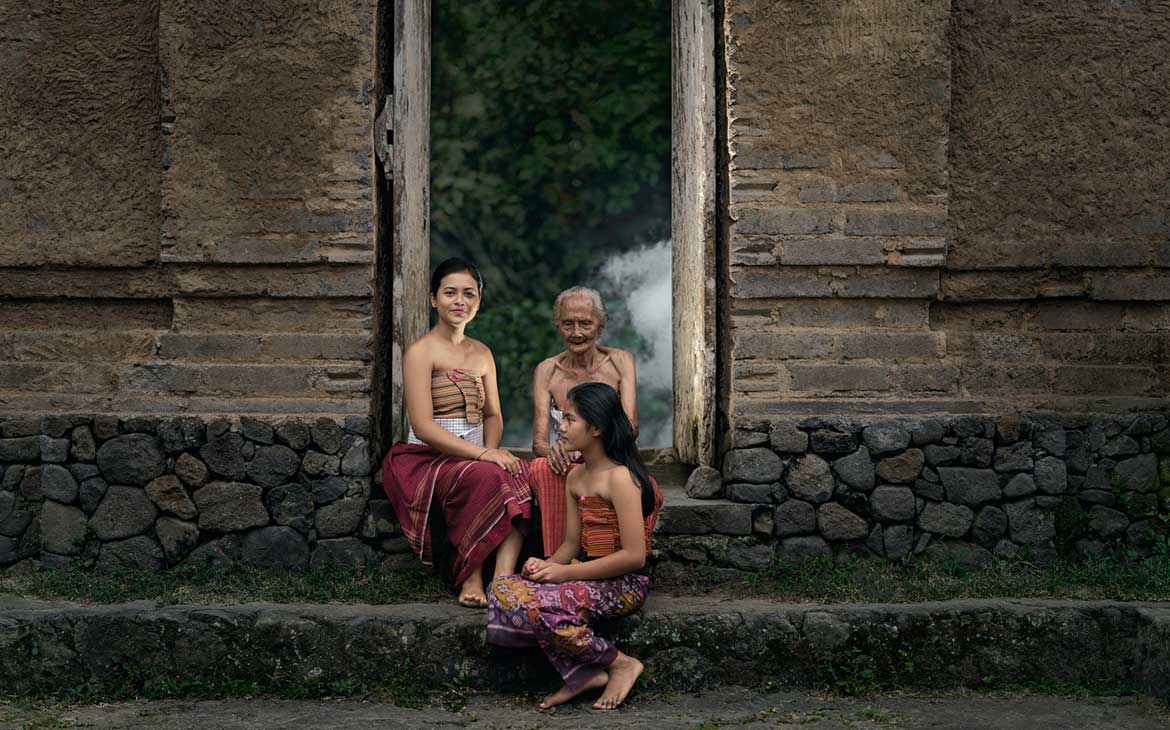mulheres indonésias sentadas em calçada
