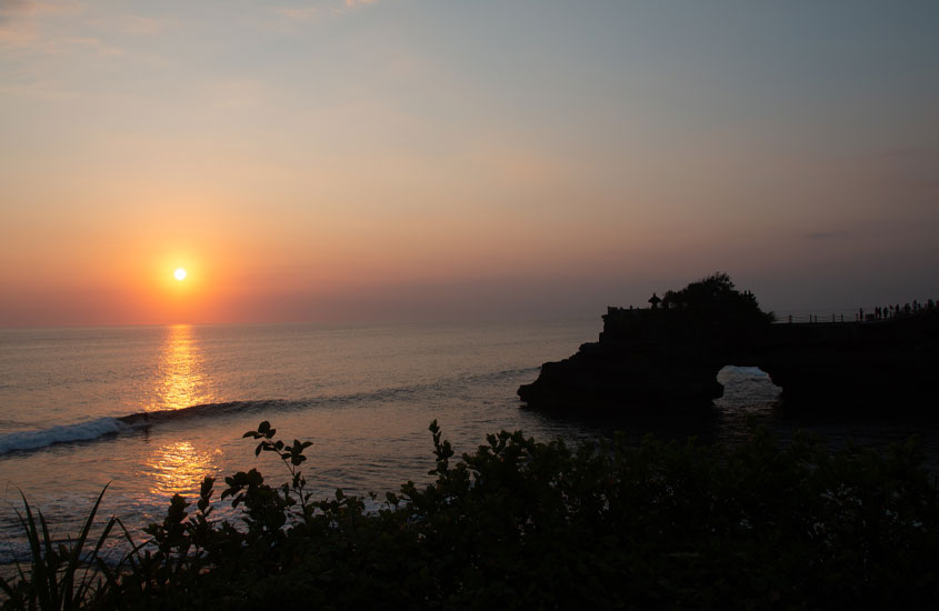 pôr do sol em praia. Uma das curiosidades da Indonésia é que ela tem um dos pores do sol mais bonito do mundo