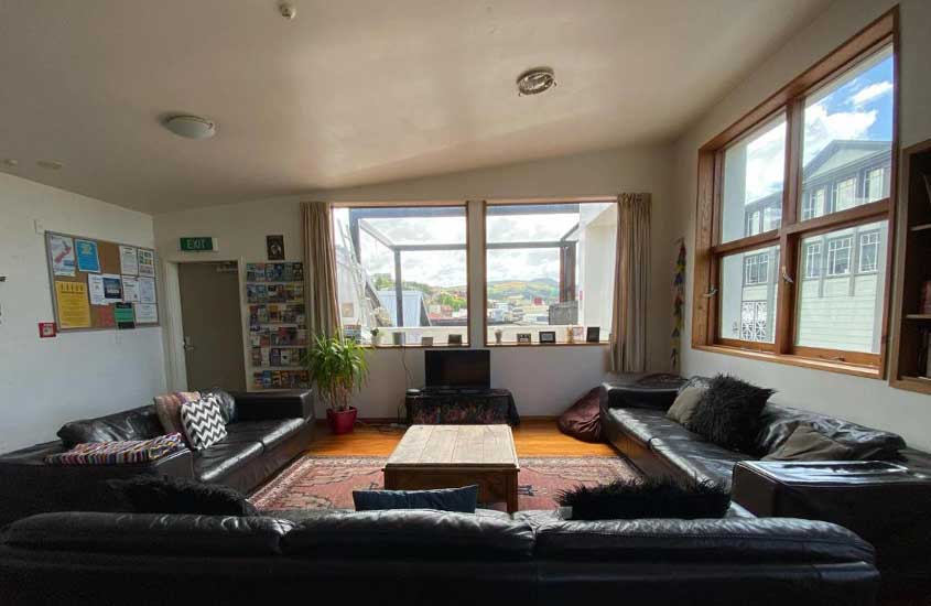 sala de estar com diversos sofás e televisão, de Dunedin, um hostel nova zelandia