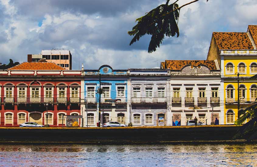 construções coloridas em frente ao mar em Recife, um dos melhores lugares para fazer uma viagem solo