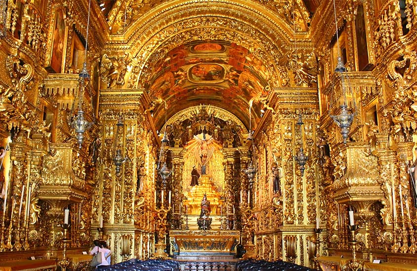 Paredes douradas com imagens em interior de Igreja de São Francisco da Penitência, no centro do rio de janeiro