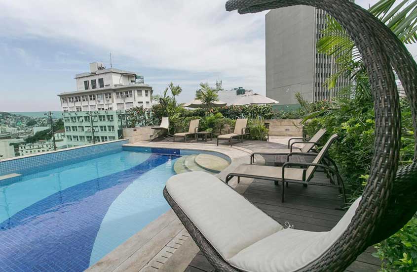 espreguiçadeiras e piscinas em área de Hotel Atlantico Tower, um hotel no centro do rio de janeiro
