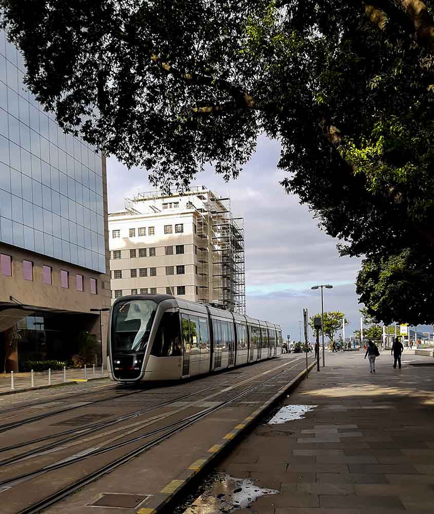 VLT, passa em trilhos, em avenida do Centro do Rio de Janeiro, durante o dia