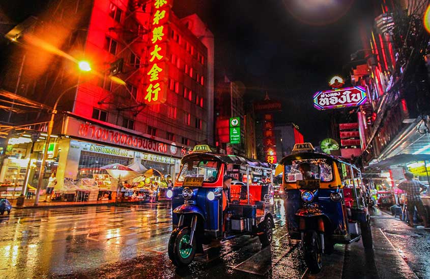 durante a noite, tuk tuks em rua do Chinatown, uma opção para quem busca onde ficar em Bangkok