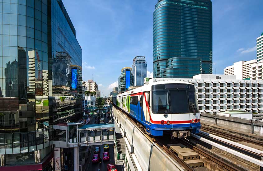 durante o dia, trem passando em Sukhumvit, uma opção para quem busca onde ficar em Bangkok