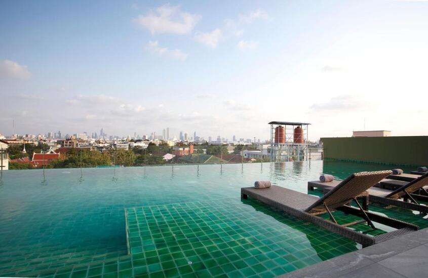 durante o dia, espreguiçadeiras em piscina com vista da cidade de Bangkok