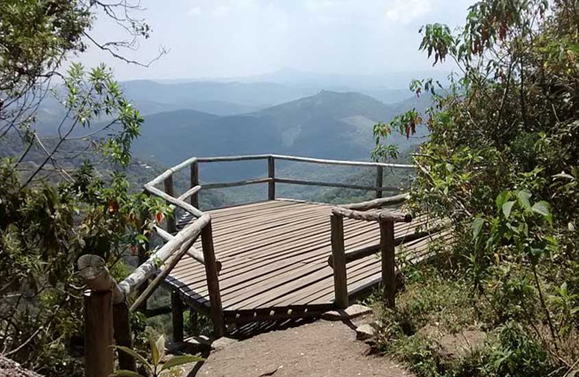 durante o dia, deck de madeira que funciona como mirante, com vista para as montanhas em monte verde, um dos destinos românticos em Minas Gerais