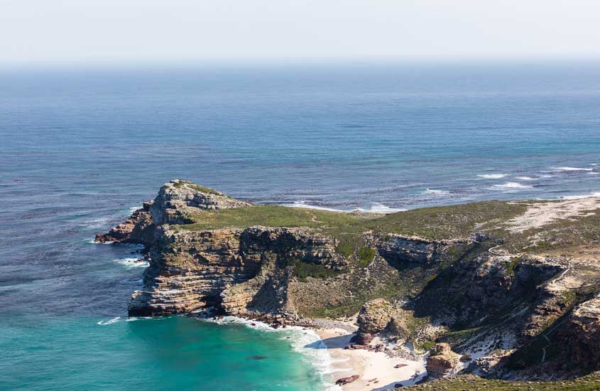 Cabo das Agulhas, próximo ao mar, é um dos pontos turísticos da áfrica do sul