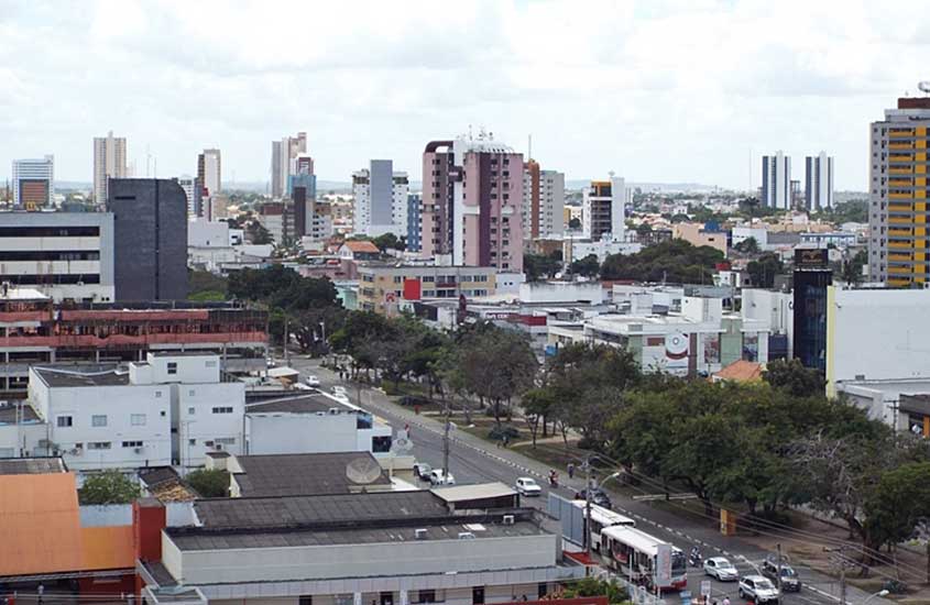 prédios, carros e árvores em rua de Feira de Santana, na Bahia