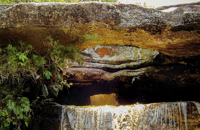 durante o dia queda d'água em gruta da cruz, um dos melhores passeios em minas gerais